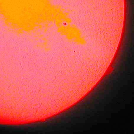 Die Sonne im roten Licht des Wasserstoffs (H-alpha)
