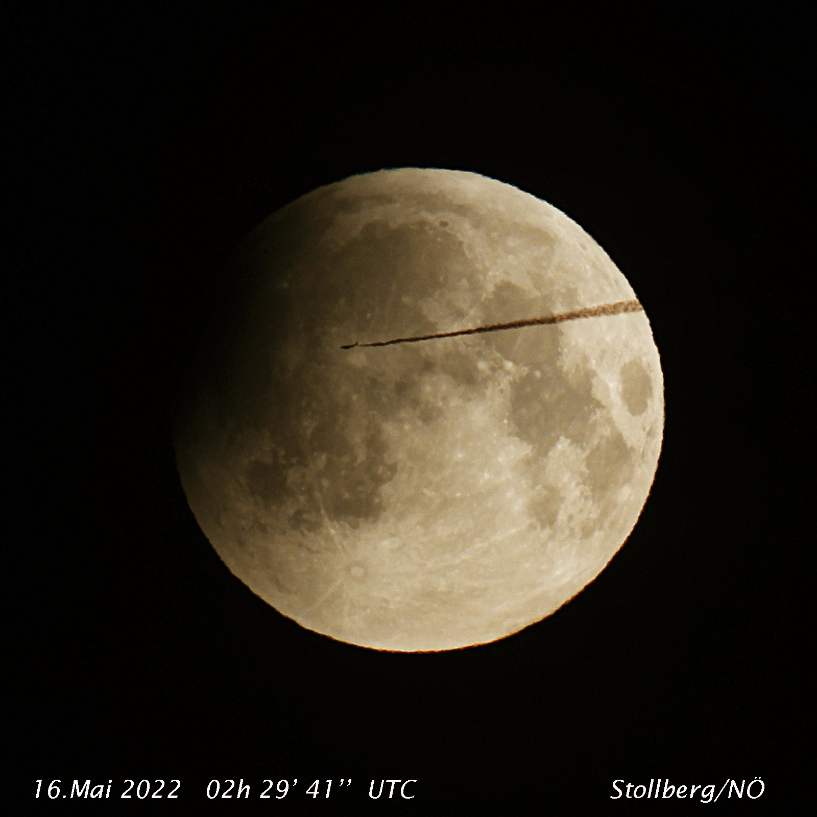 Flugzeug vor dem verfinsterten Mond am 16. Mai 2022 - Bild Manfred Nehonsky