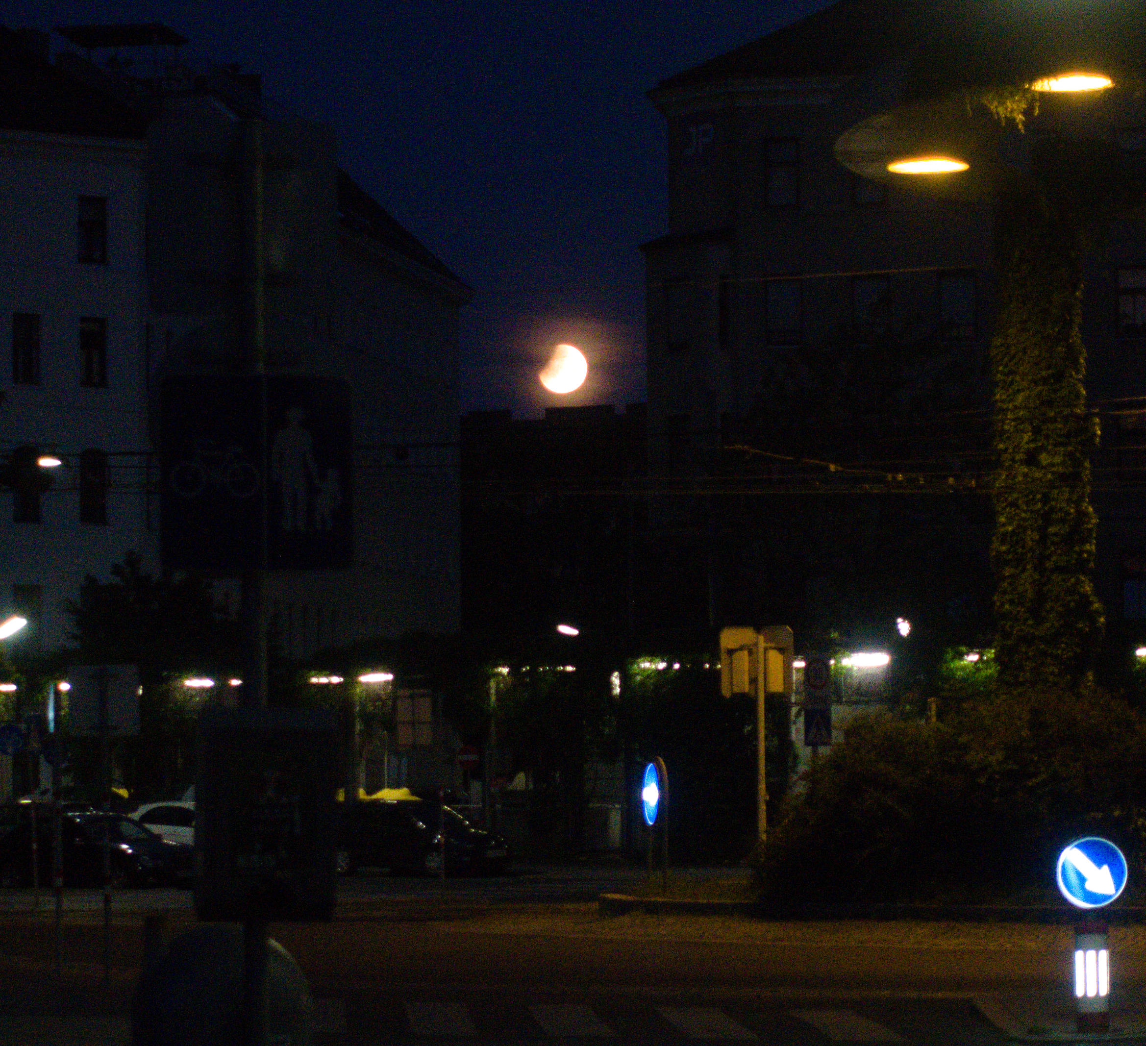Mond nach dem Eintritt in den Kernschatten, Wien Gaussplatz