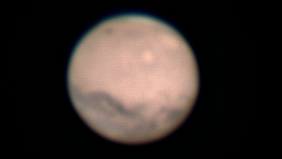 Mars in Opposition - aufgenommen durch Wolkenlücken mit dem Heliometer der Kuffner-Sternwarte, am 7. Dezember 2022, 22:19 MEZ, f = 6,6 m. 0,5 x 5000 x ca 10 ms mit Webkamera. Bild: G. Wuchterl