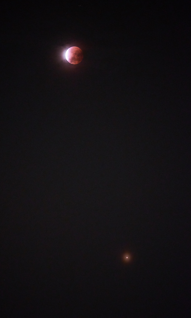 Totale Mondfinsternis am 27. Juli 2018 und der Planet Mars während der Opposition. Foto: Niki Nekuda