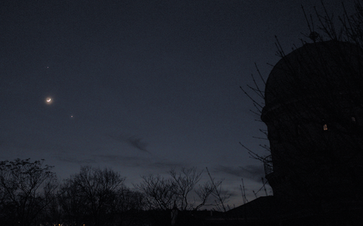 Jupiter, Mond und Venus (von oben nach unten)in der Dämmerung des 22. Februar 2023 am Westhorizont der Kuffner-Sternwarte