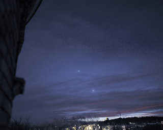 Der doppelte Abendstern: Venus und Jupiter (oben) am Abend des 20. Februar 2023 vom Rundgang der Kuffner-Sternwarte aus. Bild: GW