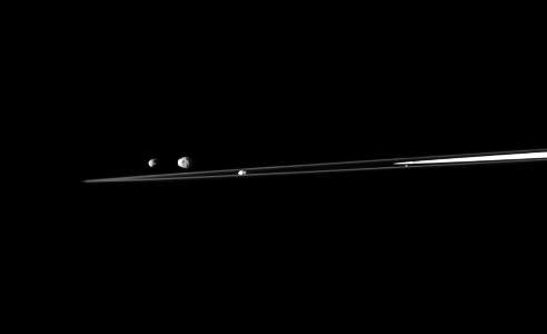 Die vier Saturnmonde Epimetheus, Janus, Prometheus und Atlas. Von links nach rechts. Aufgenommen von Cassini am 27. Juli 2010. Quelle: NASA/JPL/Space Science Institute