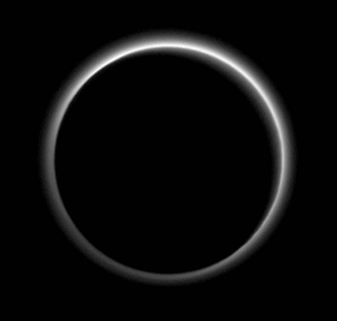 Die Atmosphäre Plutos im Gegenlicht, als die Raumsonde New Horizons schon 2 Millionen Kilometer von Zwergplaneten entfernt war. Die Dunstschicht um Pluto ist fünfmal höher als erwartet wurde. Bis zu einem gewissen Grad kann man von einem „Pluto-Wetter“ sprechen. Bild: NASA/JHUAPL/SwRI 