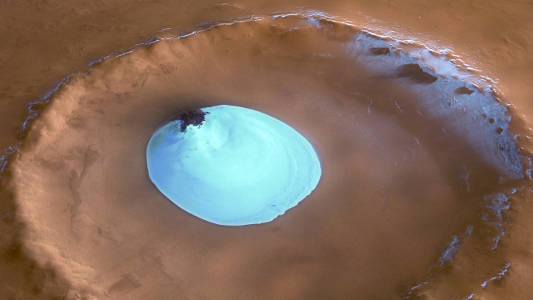 Wassereis am Boden eines Kraters in der Nähe des Mars-Nordpols.
