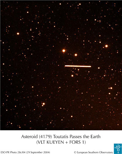 Die Spur von 4179 Toutatis demonstriert, wie er vor dem Hintergrund des Sternenhimmels dahinwandert.
