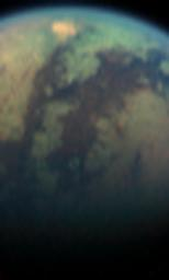 Rötliches Gebiet auf Titan