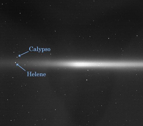 Calypso (22 km) und Helene (32 km) umkreisen den Planeten im Bereich des E-Rings.