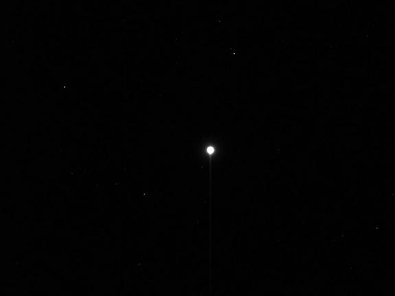 Dies ist die erste noch unbearbeitete Aufnahme vom Asteroiden Vesta