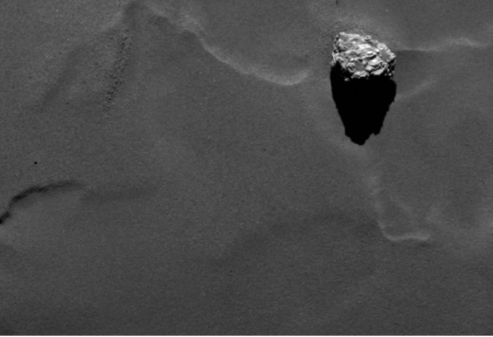 Der Felsbrocken auf der Oberfläche des Kometen 67P/Churyumov-Gerasimenko, der den Namen Cheops bekam, hat eine maximale Abmessung von etwa 45 Metern.