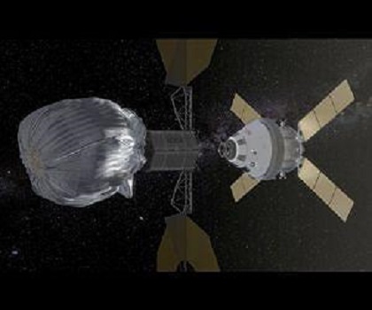 Ein Orion-Raumschiff nähert sich einem Asteroiden