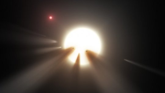 Die Illustration zeigt den Stern KIC 8462852 hinter einem zerborstenen Kometen. 