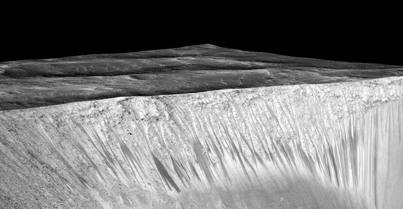 Dunkle schmale Streifen, sogenannte RSL, wurden an den Wänden des Marskraters Garni vom Mars Reconnaissance Orbiter gesichtet.