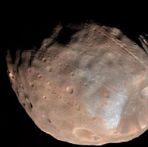 Neue Modelle deuten darauf hin, dass die Rillen auf dem Marsmond Phobos durch Gezeitenkräfte erzeugt werden. Früher dachten die Wissenschaftler, dass die Rillen durch jenen großen Impakt entstanden sind, der zur Entstehung des Krater Stickney (rechts unten) führte.