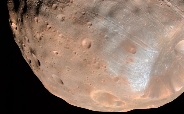 Die Falschfarben-Aufnahme von Phobos zeigt den großen Krater Stickney im Bild unten rechts, der nach dem Mädchennamen der Gattin des Mond-Entdeckers benannt worden ist.