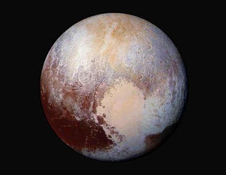 Wissenschaftler vom Southwest Research Institute studierten die Daten von New Horizons und entdeckten, dass Stickstoff aus Plutos Atmosphäre in den interplanetaren Raum entweicht. Dieses verbesserte Farbbild des Zwergplaneten hilft den Forschern, die Unterschiede in der Zusammensetzung und Beschaffenheit von Plutos Oberfläche besser zu erkennen.