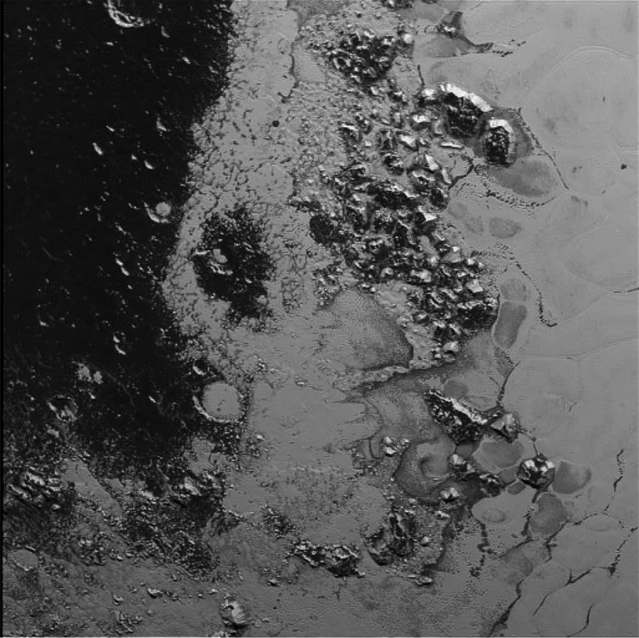 Das neu entdeckte Gebirge liegt in der Nähe des südwestlichen Rands von Plutos herzförmiger Tombaugh Region, zwischen hellen eisigen Ebenen und dunklem, stark verkraterten Gelände. Die eisigen Gipfel sind schätzungsweise 1 bis 1,5 Kilometer hoch.
