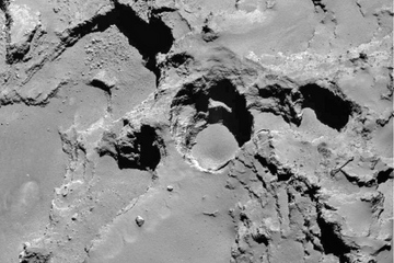 Eine Nahaufnahme von Seth -01, der aktivsten Grube auf der Oberfläche des Kometen 67P/Churyumov-Gerasimenko. Die Grube ist etwa 200 Meter groß und 200 Meter tief.