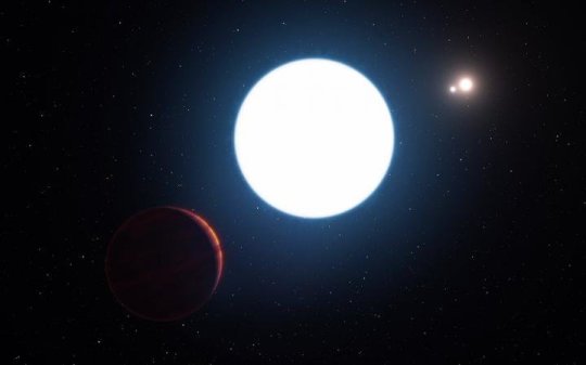 Künstlerische Darstellung des Dreifachsternsystems HD 131399 aus der Nähe des Riesenplaneten betrachtet, der in diesem System kreist. Der Planet mit der Bezeichnung HD 131300 Ab ist auf dem Bild links unten dargestellt.