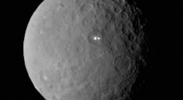 Einige der überraschend hellen Terrains auf der mit Kratern übersäten Oberfläche von Ceres. 