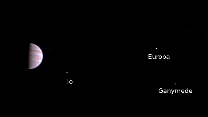 Diese Farbansicht von der Raumsonde Juno ist eines der ersten Bilder welche die JunoCam aufnahm, nachdem die Sonde am 5. Juli 2016 in eine Umlaufbahn um Jupiter eingeschwenkt ist.