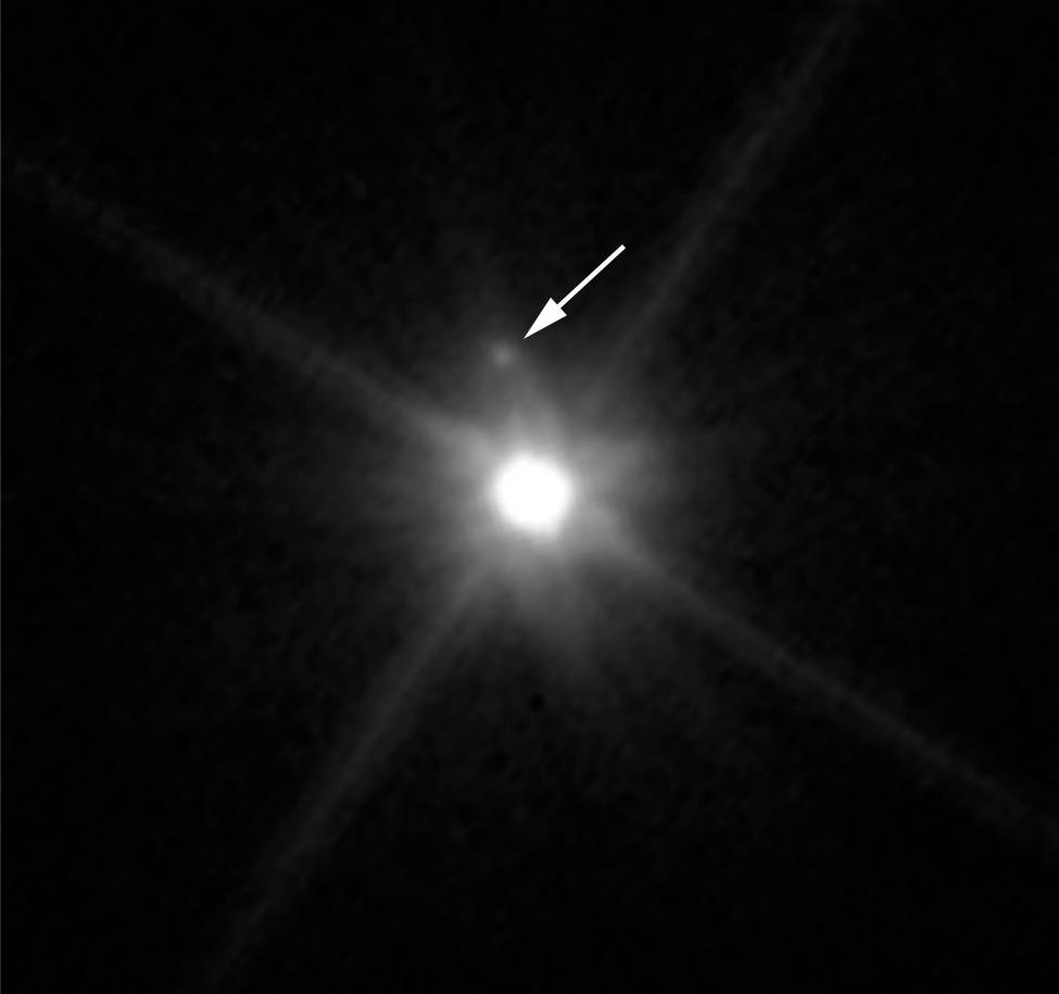 Diese Hubble Aufnahme zeigt den ersten Mond, der um den Zwergplaneten Makemake entdeckt wurde.