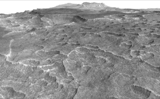 Diese vertikal verstärkte Ansicht zeigt gezackte Vertiefungen auf einem Teil der Marsoberfläche.