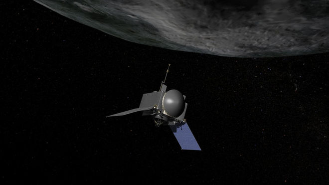 Künstlerische Darstellung von NASAs OSIRIS-REx Raumsonde bei der Vorbereitung zur Probenentnahme vom 500 m großen Asteroiden Bennu.