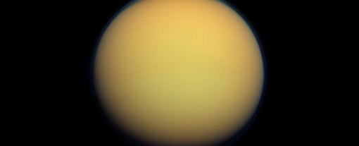 Die Aufnahme des Titan stammt von der Raumsonde Cassini.