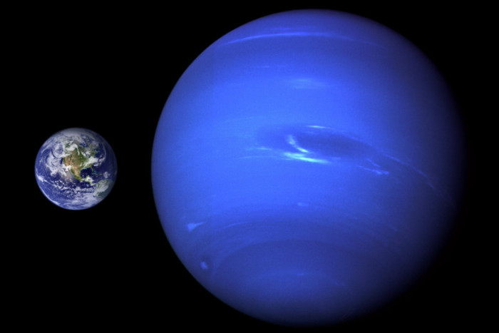 Ein Größenvergleich zwischen Erde und Neptun, dem achten und am weitest entfernten bekannten Planeten.