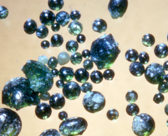Gesteinsproben wie diese glasigen Körnchen wurden in den frühen siebziger Jahren von den Apollo-Missionen gesammelt.
