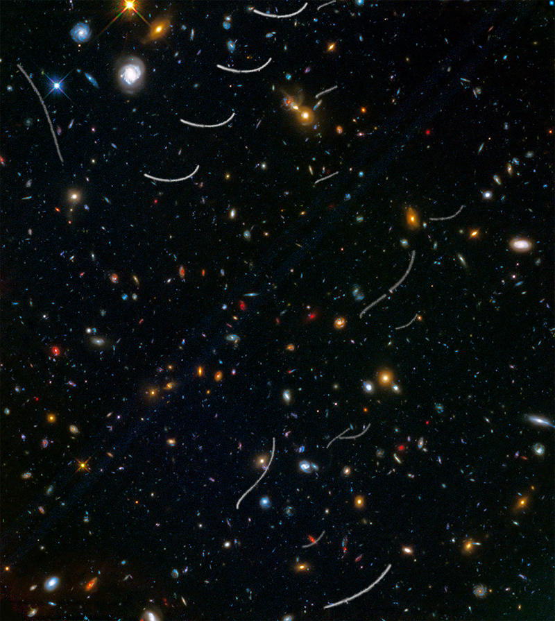 Die Asteroidenspuren erscheinen als gekrümmte oder s-förmige Streifen. Bild: NASA, ESA, and B. Sunnquist and J. Mack (STScI)