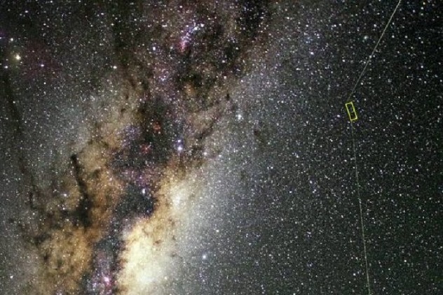 Der Stern mit der Bezeichnung 2MASS J18082002–5104378 B ist Teil eines Doppelstern- Systems, das einen gemeinsamen Punkt umkreist. Bild: ESO/Beletsky/DSS1 + DSS2 + 2MASS