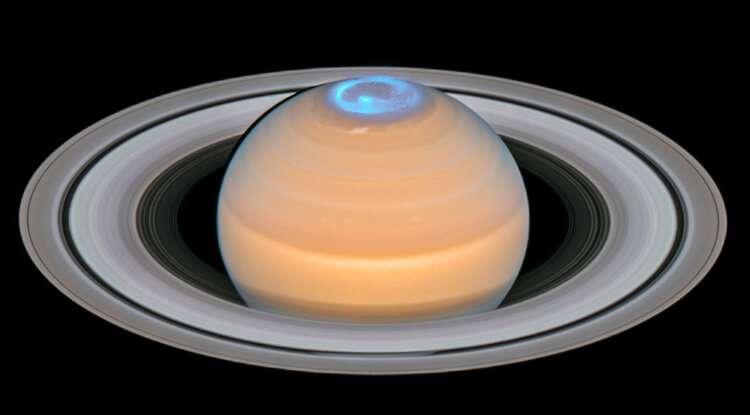 Saturn und sein Polarlicht. Credit: NASA