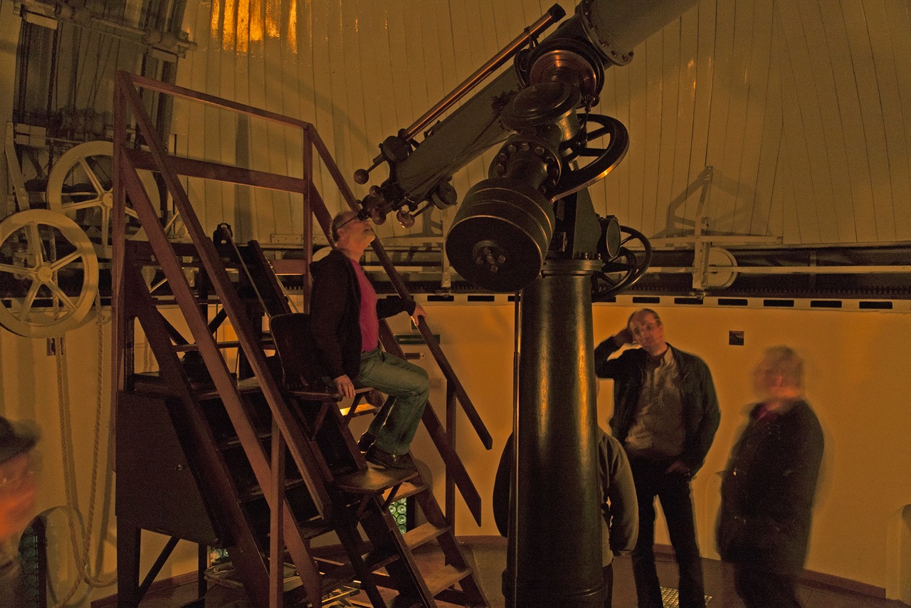 Besucher in der Refraktorkuppel der Kuffner-Sternwarte
