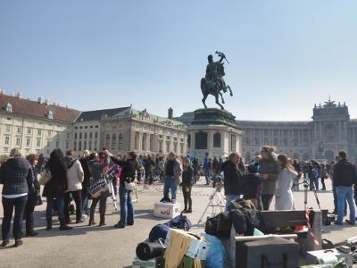 Das Erzherzog-Karl-Denkmal umringt von Finsternis-Begeisterten