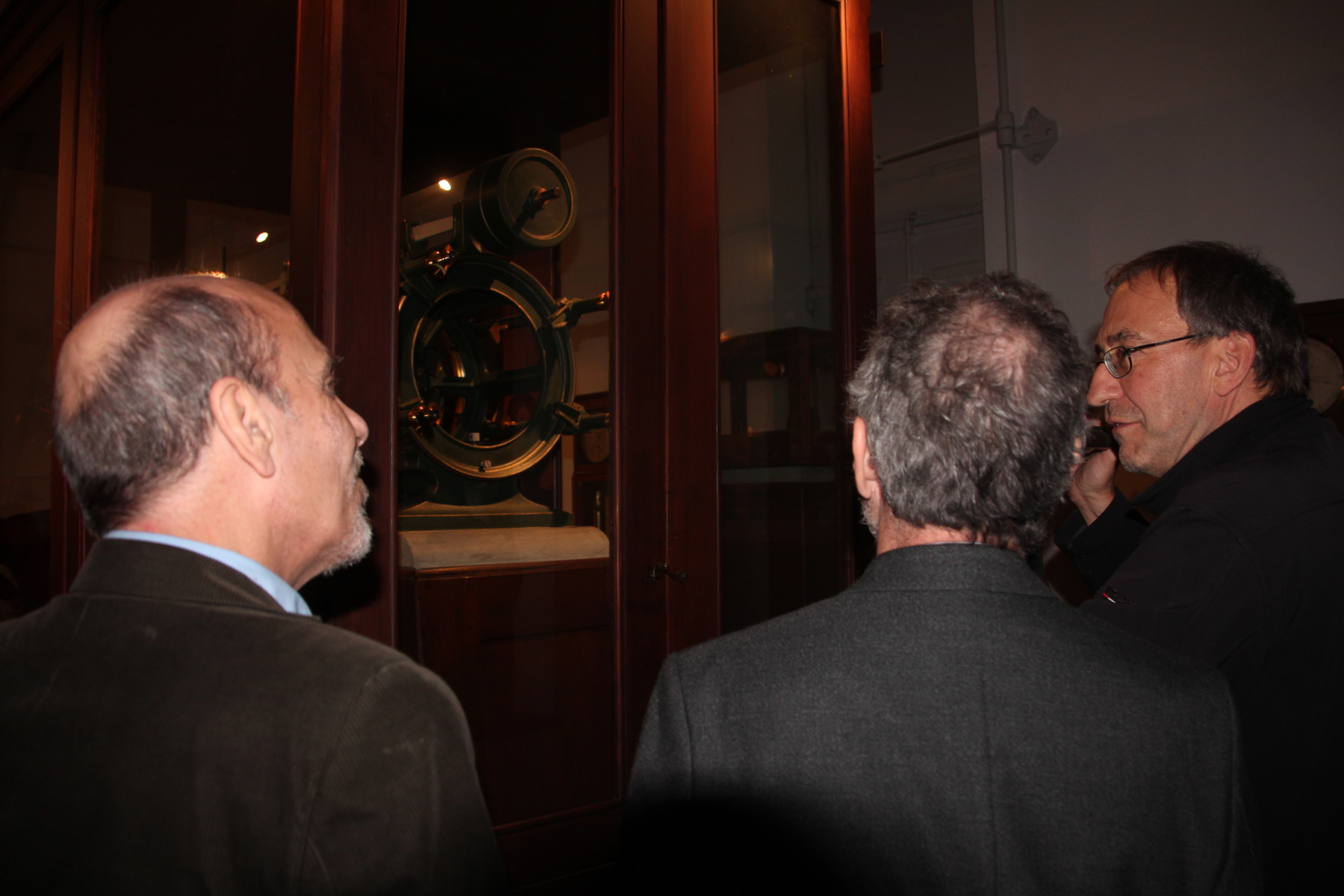 Miguel und Andres Torn mit Günther Wuchterl vor dem Meridiankreis. Foto: Herbert Smutek