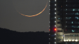 Der Mond im Alter von 24h am 28. April 2025 gegen 21h30 MESZ, rechts der Milleniumstower, darunter der Wienerwald. Bild: Norbert Fiala