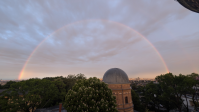 Sonnenuntergangs-Regenbogen über dem größten Heliometer der Welt, Kuffner-Sternwarte, 7. Mai 2026, M. Reithofer