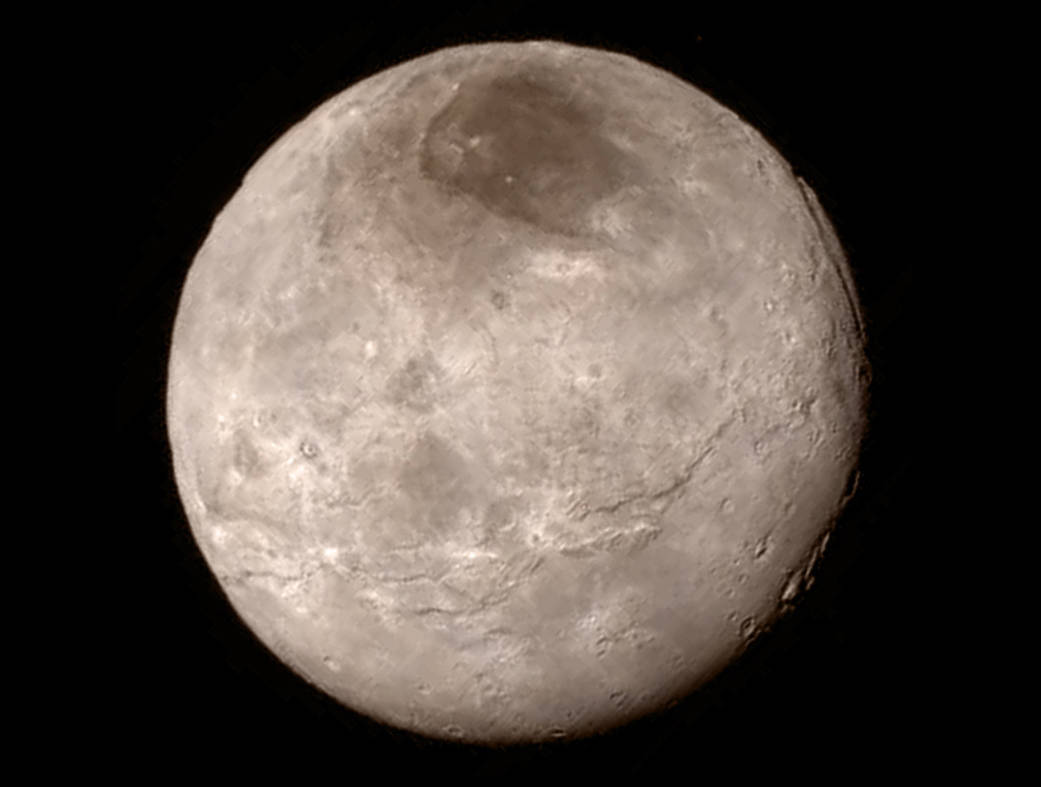 Die Nahaufnahme von Plutos Mond Charon enthüllt ein abwechslungsreiches Gelände. Foto: NASA-JHUAPL-SwRI