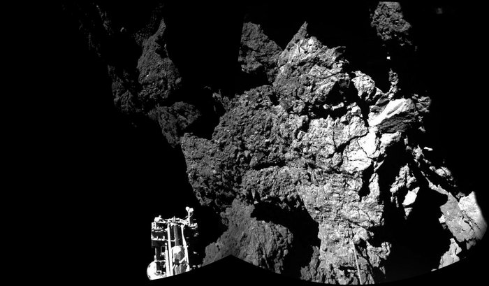 Die Kometenoberfläche, aufgenommen mit der CIVA-Kamera an Bord von Philae. Im Vordergrund ein Landebein von Philae. Bild: ESA/Rosetta/Philae/CIVA