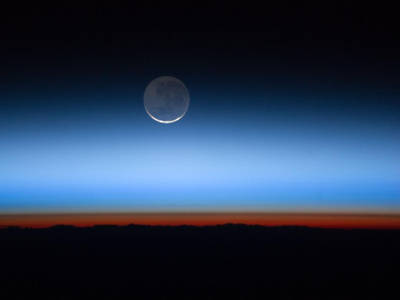 Der Mond und die Erdatmosphäre