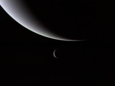 Neptun mit seinem größten Mond Triton
