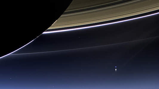 Saturn und das Erde-Mond-System aufgenommen von Cassini am 19. Juli 2013, Quelle: NASA/JPL-Caltech/Space Science Institute