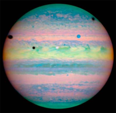 Jupiters größten Monden – Io, Ganymed und Callisto - vor des Planeten Scheibe