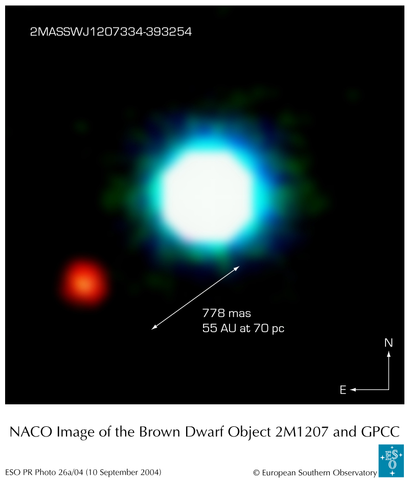 Komposit-Bild des Braunen Zwerges 2M1207 (Mitte des Bildes) und des lichtschwachen Objekts mit der Bezeichnung GPCC links unten. 