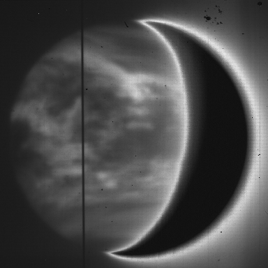 Der Spektrometer-Schlitz ist über der Nachthemisphäre der Venus gut sichtbar.