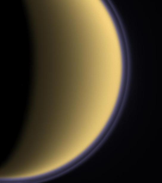 Saturns Mond Titan ist von violettem Dunstschleier in der Stratosphärenschicht eingehüllt