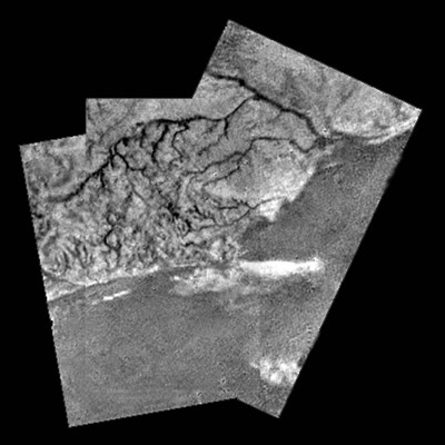 Ein Mosaik aus Flusskanälen und Gebirgskämmen auf Titan